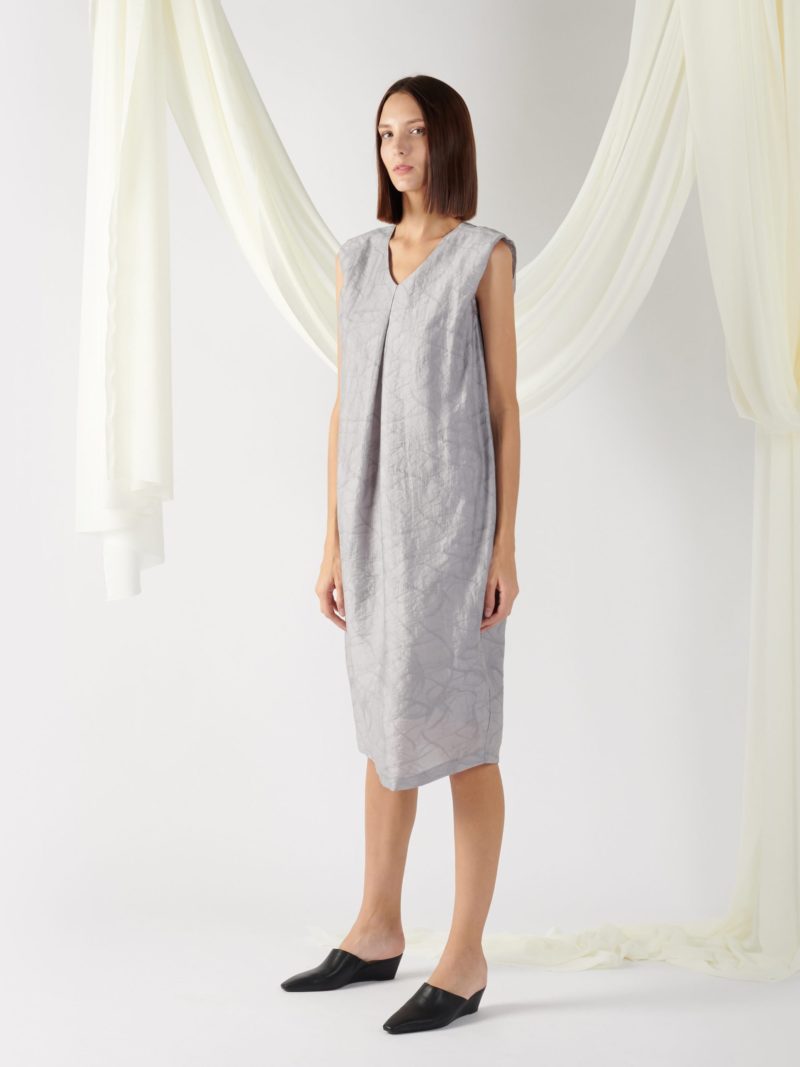 textured dress with front pleats in grey