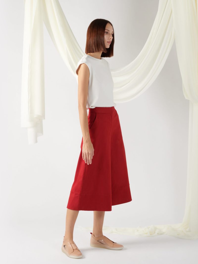 wide-leg trousers in red